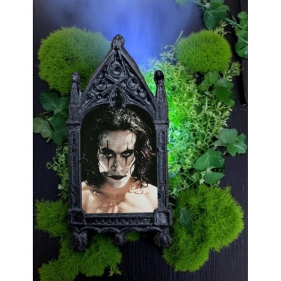 The Crow Pin Brandon Lee Fan Art Collectible Hottie Heartthrob Crush Cutie Merc - Picture 1 of 4